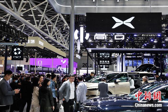 11月17日，廣州車展展館人流如織。中新財經(jīng)記者 葛成 攝