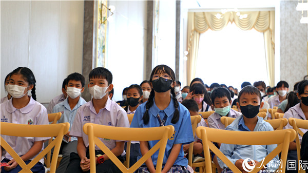 圖為獎助學金頒發(fā)現(xiàn)場。人民網(wǎng)記者 白元琪攝