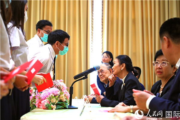 圖為獎助學金頒發(fā)現(xiàn)場。人民網(wǎng)記者 白元琪攝