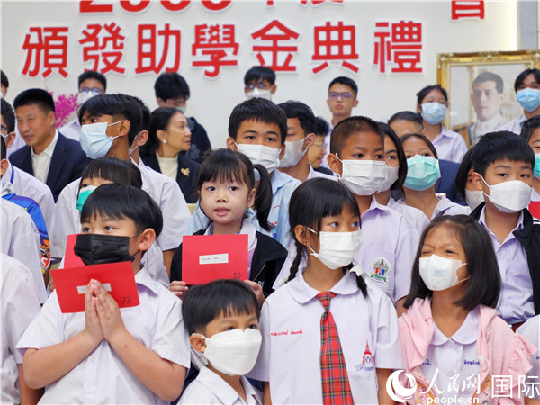 圖為出席嘉賓和現(xiàn)場獲獎學生合影留念。人民網(wǎng)記者 白元琪攝