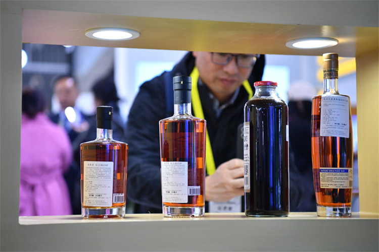 11月16日，觀眾在第七屆絲博會(huì)上參觀阿塞拜疆展位上的酒水產(chǎn)品。新華社記者 邵瑞 攝