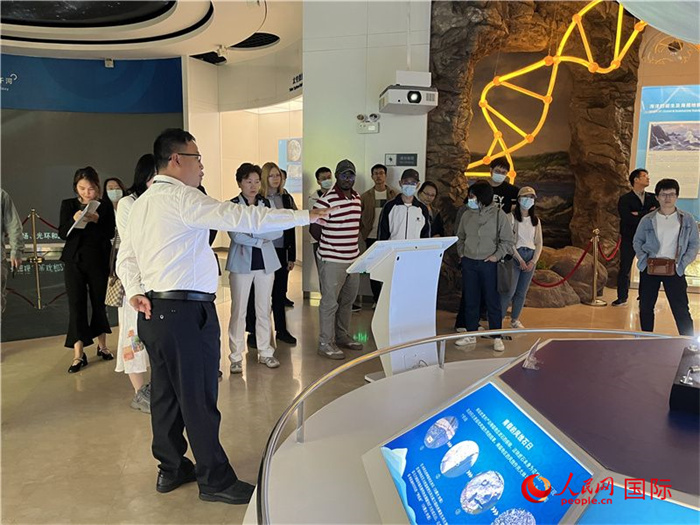 中外記者在深圳大鵬半島國(guó)家地質(zhì)公園博物館參觀。人民網(wǎng)記者 陳思攝