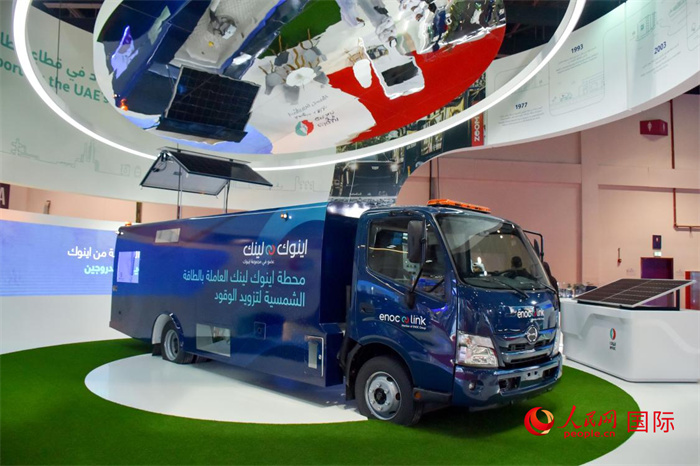 阿聯(lián)酋國(guó)家石油公司發(fā)布的電動(dòng)運(yùn)油卡車。該卡車用光伏板和電池驅(qū)動(dòng)，但主要目的是輸送汽油。   人民網(wǎng) 塔里克·易卜拉欣攝