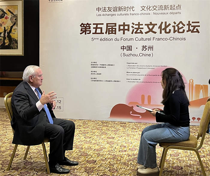 法國前總理、法國展望與創(chuàng)新基金會(huì)主席讓-皮埃爾·拉法蘭接受人民網(wǎng)的采訪。（國際在線供圖）