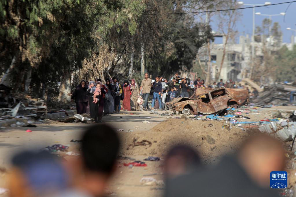 11月18日，在加沙地帶南部地區(qū)，巴勒斯坦人向南遷移。