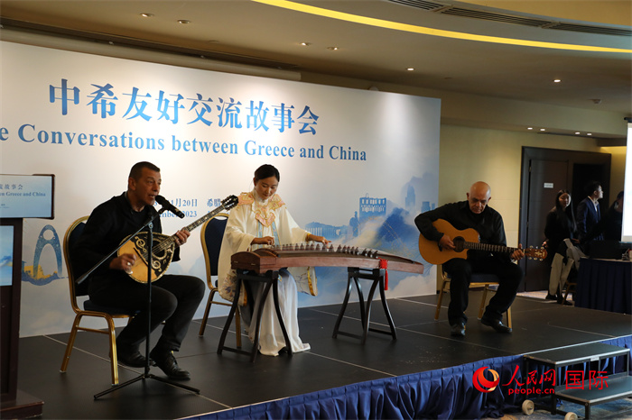 中希藝術(shù)家用古箏和布祖基琴演奏希臘著名歌曲《比雷埃夫斯的孩子》。   人民網(wǎng)記者 謝亞宏攝