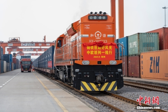 資料圖：河南鄭州，一列滿載貨物的中歐班列(鄭州)從中國(guó)鐵路鄭州局集團(tuán)有限公司圃田車站駛出，開(kāi)往德國(guó)漢堡。<a target='_blank' href='/'><p  align=