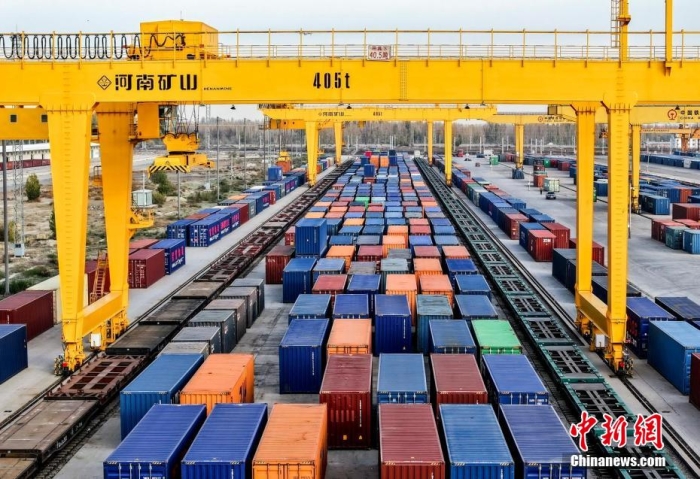 資料圖：霍爾果斯鐵路口岸有序排列的集裝箱。(無(wú)人機(jī)照片)<a target='_blank' href='/' ><p  align=