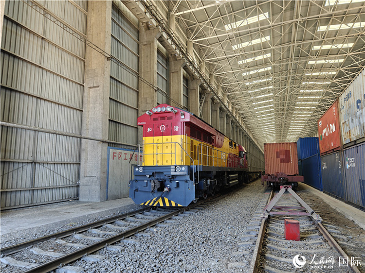 換裝完畢的中歐班列即將從換裝庫內(nèi)駛出。人民網(wǎng)記者 劉潔妍攝