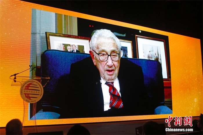 當(dāng)?shù)貢r(shí)間2023年1月18日晚，美國(guó)中國(guó)總商會(huì)(CGCC)在紐約舉行2023年中國(guó)農(nóng)歷新年晚宴。圖為亨利·基辛格以視頻方式致辭。<a target='_blank' href='/' _fcksavedurl='/'><p  align=