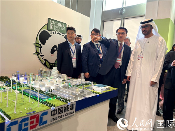 COP28主席蘇爾坦·賈比爾參觀中國(guó)角展示。人民網(wǎng)記者任皓宇攝