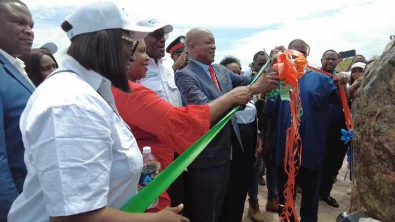 嘉賓為學(xué)校剪彩。主辦方供圖