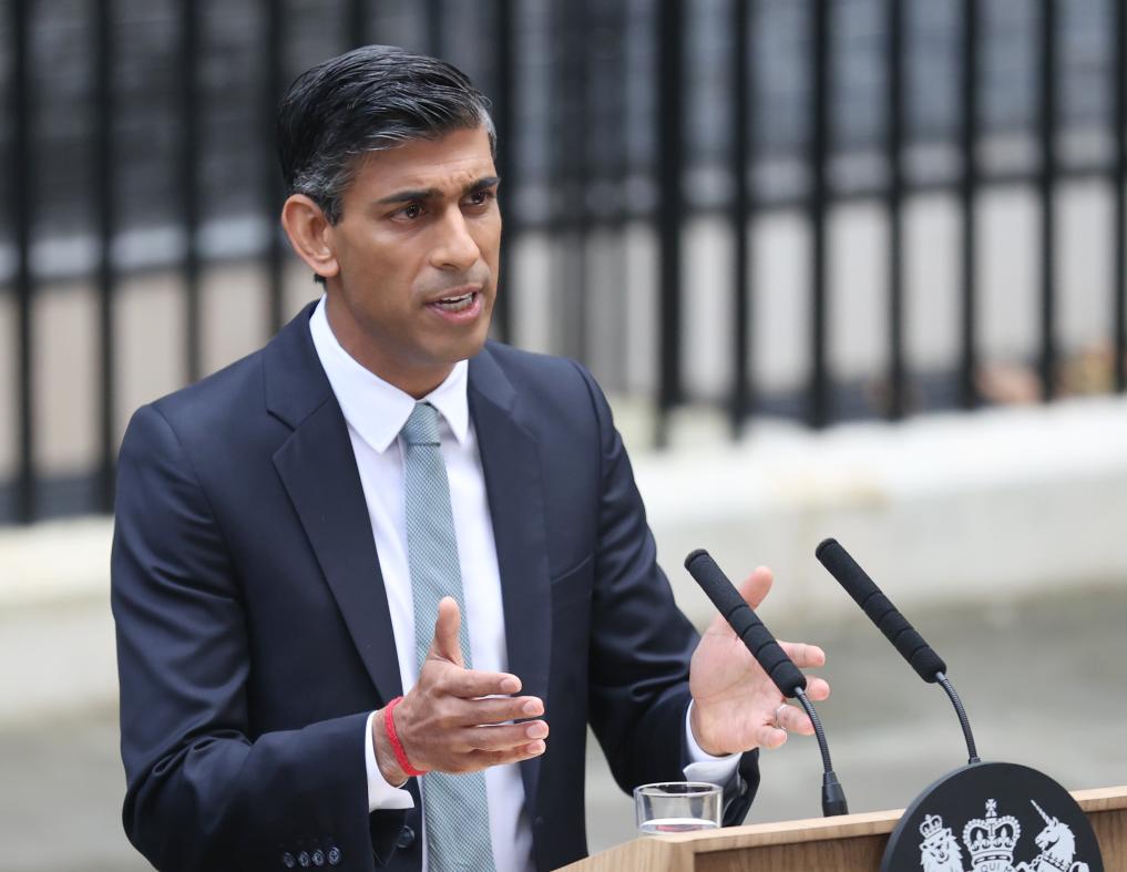 2022年10月25日，里?！ぬK納克在英國倫敦唐寧街10號首相府前發(fā)表講話。新華社記者李穎攝