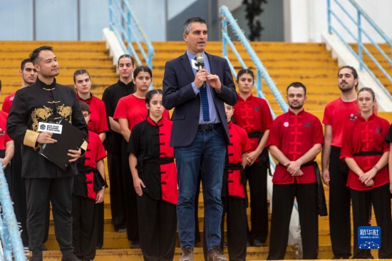 12月2日，希臘文化部副部長赫里斯托斯·季馬斯（中）在希臘雅典圣誕劇場舉行的“中希國際戲劇節(jié)”開幕式上講話。新華社發(fā)（馬里奧斯·羅洛斯攝）