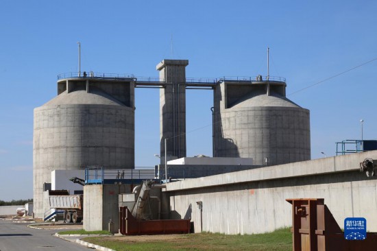 這是11月28日在突尼斯蘇塞市拍攝的中企承接建造的哈姆敦污水處理站一角。位于北非的突尼斯連續(xù)數(shù)年遭遇干旱，居民生活和農(nóng)業(yè)生產(chǎn)受到嚴(yán)重影響。突尼斯媒體近日報(bào)道了中企承接的突尼斯南部蘇塞市污水處理廠項(xiàng)目，稱贊它不僅為當(dāng)?shù)剞r(nóng)民提供了穩(wěn)定的灌溉水源，還減少了環(huán)境污染。新華社記者 黃靈 攝