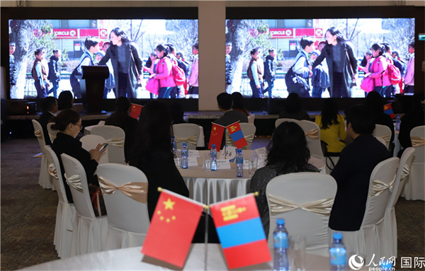 12月1日，活動現(xiàn)場播放防治結(jié)核病宣傳短片。人民網(wǎng)記者 霍文攝