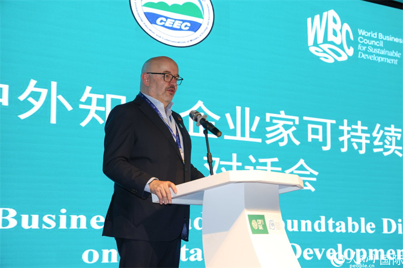 世界可持續(xù)發(fā)展工商理事會會長兼主席貝德凱致辭。人民網(wǎng)記者任皓宇攝