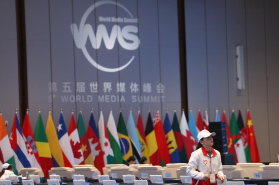   2023年12月2日，一名志愿者在廣州南沙灣濱海會議中心布置會場。（新華社記者李明攝）