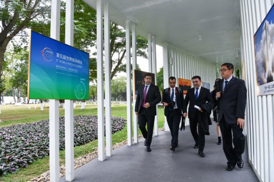   2023年12月2日，參會代表抵達廣州南沙灣濱海會議中心。（新華社記者梁旭攝）