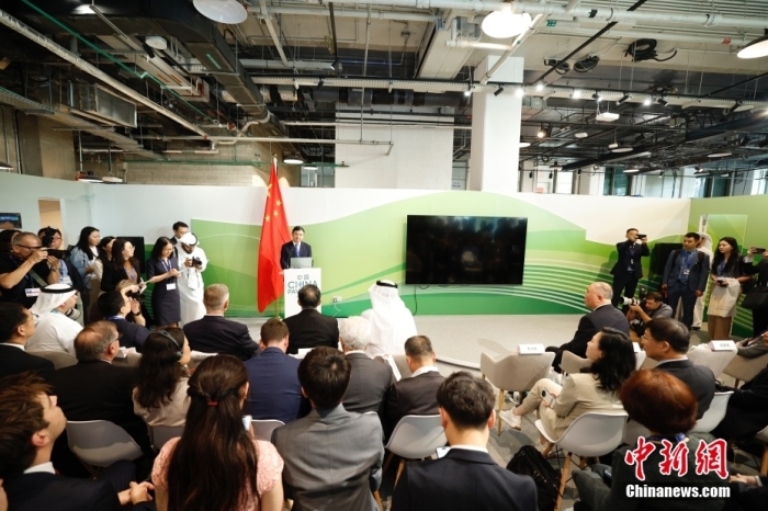 當?shù)貢r間11月30日，《聯(lián)合國氣候變化框架公約》第28次締約方大會(COP28)中國角開幕式暨“生態(tài)文明與美麗中國實踐”邊會在迪拜舉行。圖為中國生態(tài)環(huán)境部部長黃潤秋在邊會上發(fā)表致辭。<a target='_blank' href='/' _fcksavedurl='/'><p  align=