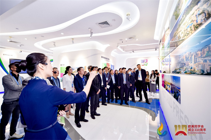 參會(huì)嘉賓和留學(xué)歸國(guó)人員參觀橫琴粵澳深度合作區(qū)展示廳。主辦方供圖