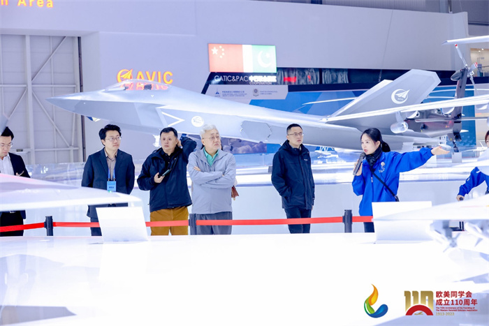 參會(huì)嘉賓和留學(xué)歸國(guó)人員參觀珠海太空中心。主辦方供圖