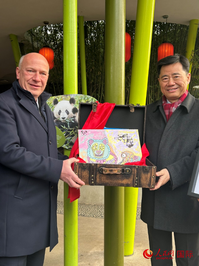 吳墾大使和韋格納市長手捧德國兒童為“夢想”“夢圓”準(zhǔn)備的手繪“送別大禮包”。人民網(wǎng)記者 徐馨攝