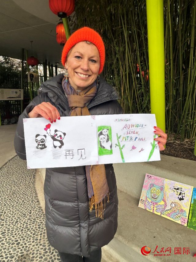 桑德拉和德國小朋友們的作品。右圖寫著“祝福好運(yùn)，再見 Pit和Paule（“夢想”“夢圓”的德語名字）”。人民網(wǎng)記者 徐馨攝
