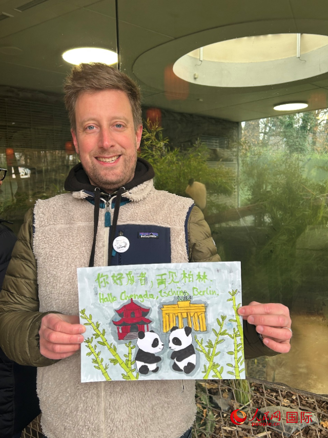 特別從法國趕來送別“夢想”“夢圓”的專業(yè)級熊貓粉絲 Pouille先生和此次征集的兒童作品。人民網(wǎng)記者 徐馨攝