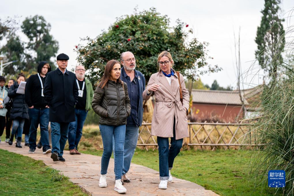 12月6日，世界媒體峰會參會代表在昆明市晉寧區(qū)小漁村參觀。新華社記者 胡超 攝