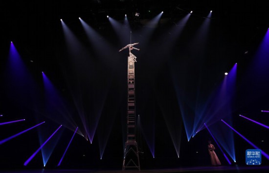 12月8日，演員在法國(guó)巴黎舉行的中國(guó)雜技“奇妙之夜”演出上表演《高椅》。新華社記者 高靜 攝