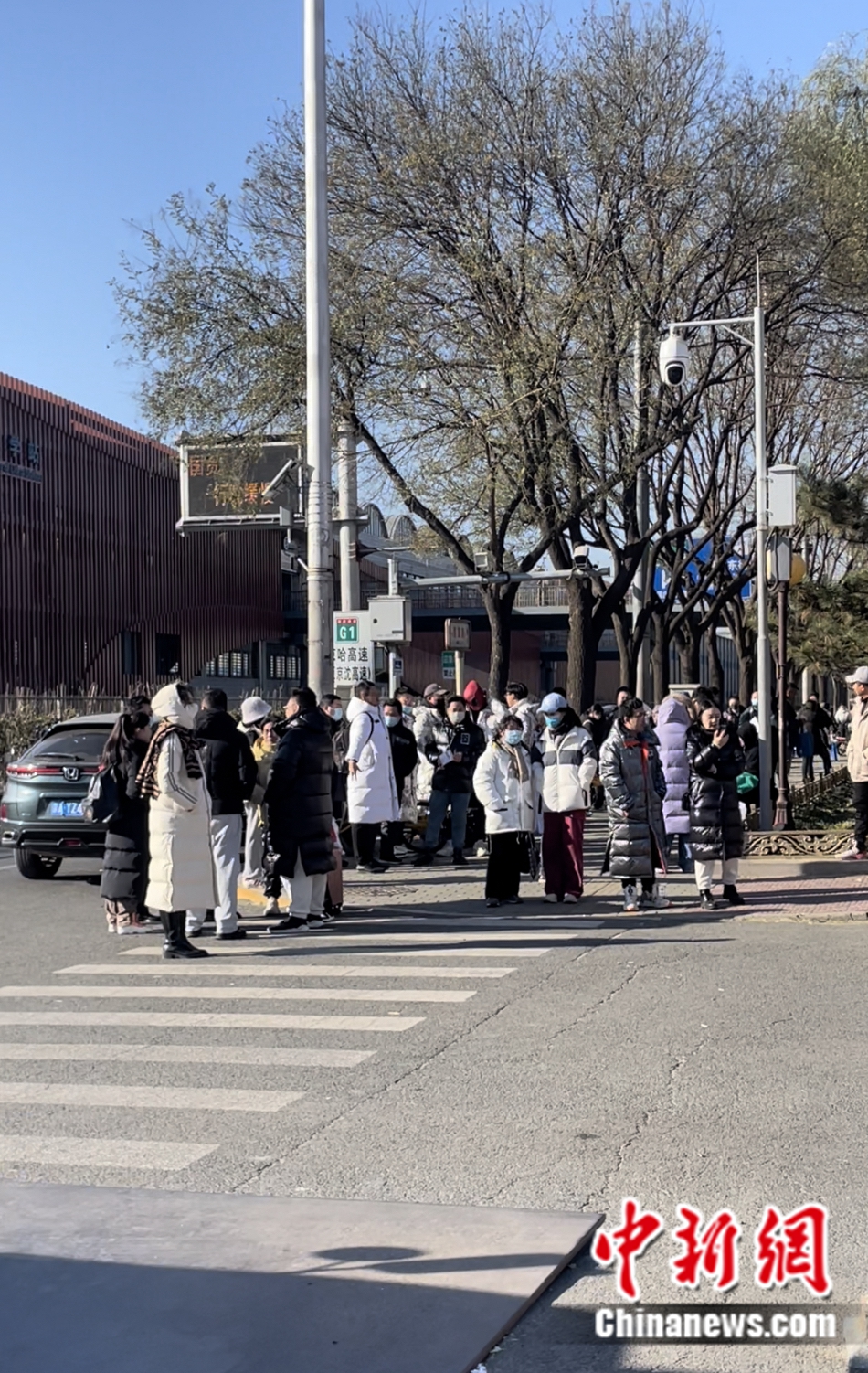 不少家長(zhǎng)和老師在考場(chǎng)外等候。袁秀月 攝