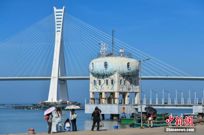 圖為游客在文昌鋪前漁港游玩。<a target='_blank' href='/' _fcksavedurl='/' ><p  align=