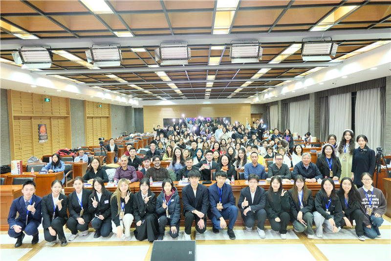 第八屆全國高校西班牙語配音大賽決賽現(xiàn)場合影。主辦方供圖