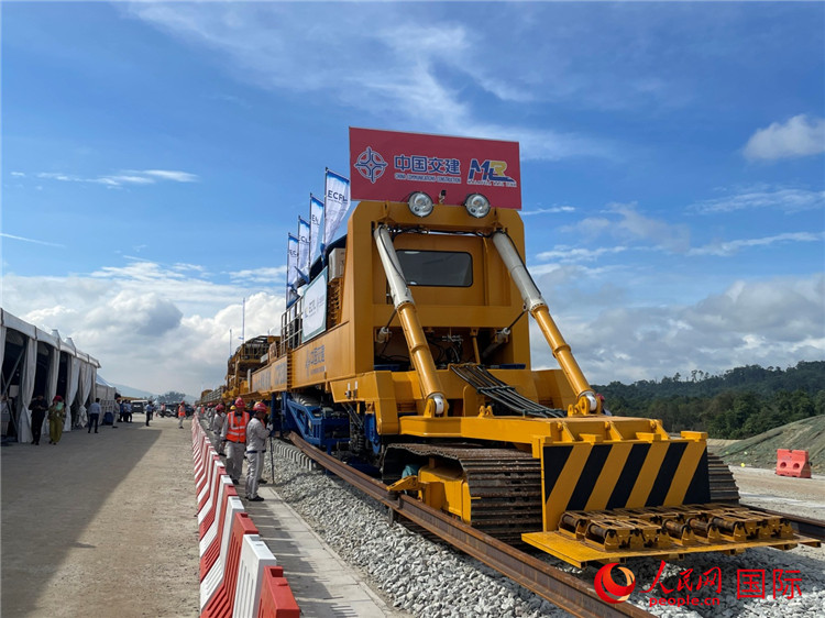 馬東鐵項(xiàng)目軌道工程啟動(dòng)儀式現(xiàn)場(chǎng)。人民網(wǎng)記者 劉慧攝