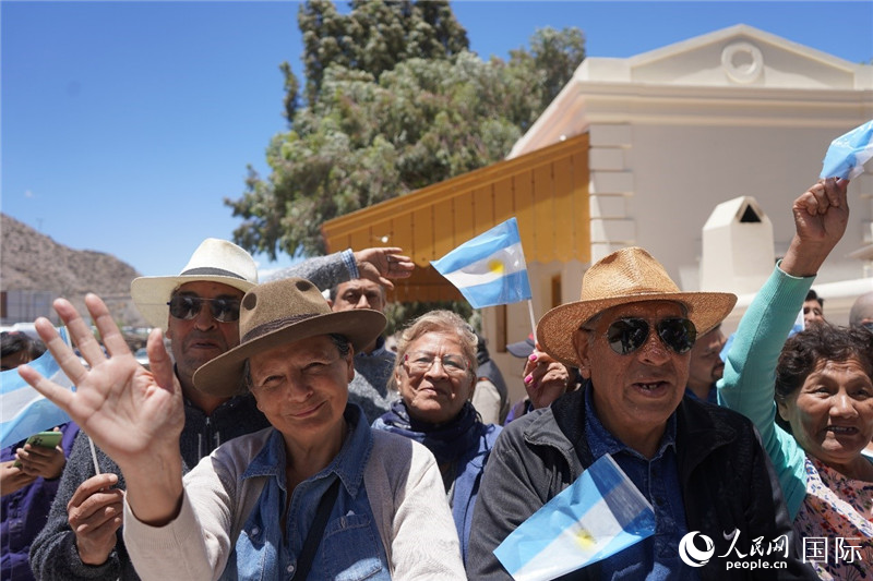 圖為當(dāng)?shù)孛癖娮园l(fā)舉行慶?；顒?dòng)。人民網(wǎng)記者 許放攝