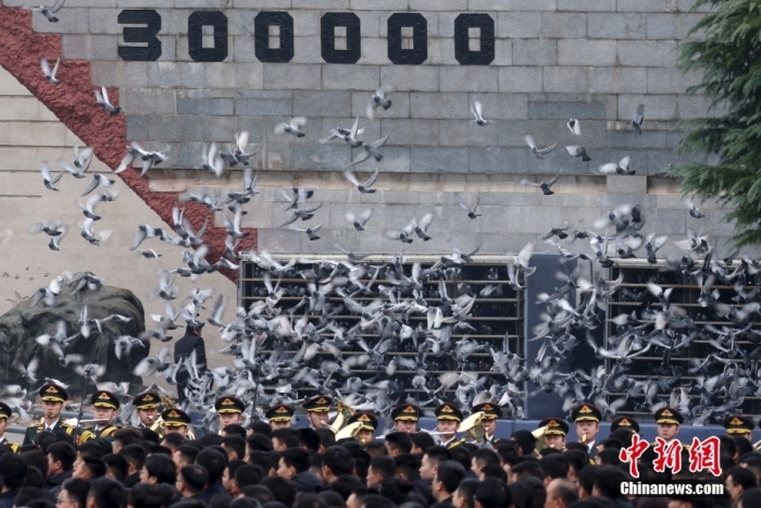 12月13日是第十個南京大屠殺死難者國家公祭日。當(dāng)天上午，南京大屠殺死難者國家公祭儀式在侵華日軍南京大屠殺遇難同胞紀念館舉行。圖為國家公祭儀式現(xiàn)場。<a target='_blank' href='/'><p  align=