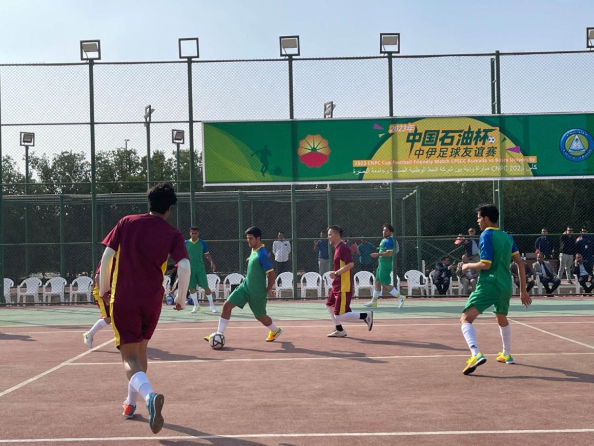 12月14日，中國石油（伊拉克）魯邁拉片區(qū)舉辦公共開放日和足球友誼賽。中國石油工程建設(shè)有限公司魯邁拉項(xiàng)目代表隊(duì)與巴士拉大學(xué)代表隊(duì)進(jìn)行了比賽，巴士拉大學(xué)代表隊(duì)獲勝。文學(xué)軍攝