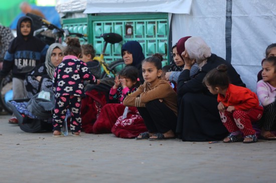 這是12月3日在加沙地帶代爾拜拉赫一家醫(yī)院拍攝的流離失所的巴勒斯坦人。新華社發(fā)