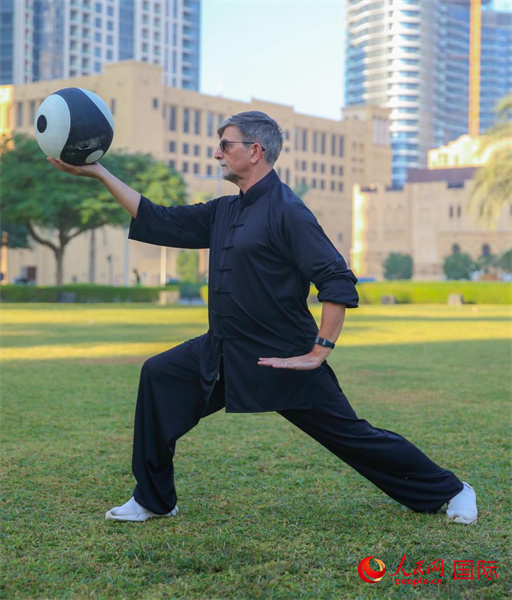 羅伯特在練習(xí)太極球。人民網(wǎng) 塔里克·易卜拉欣攝