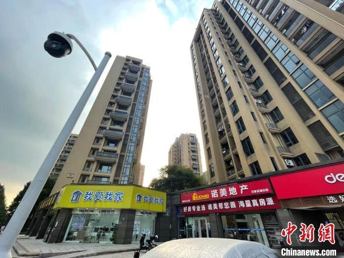 多家房地產(chǎn)中介。 蘇婷 攝