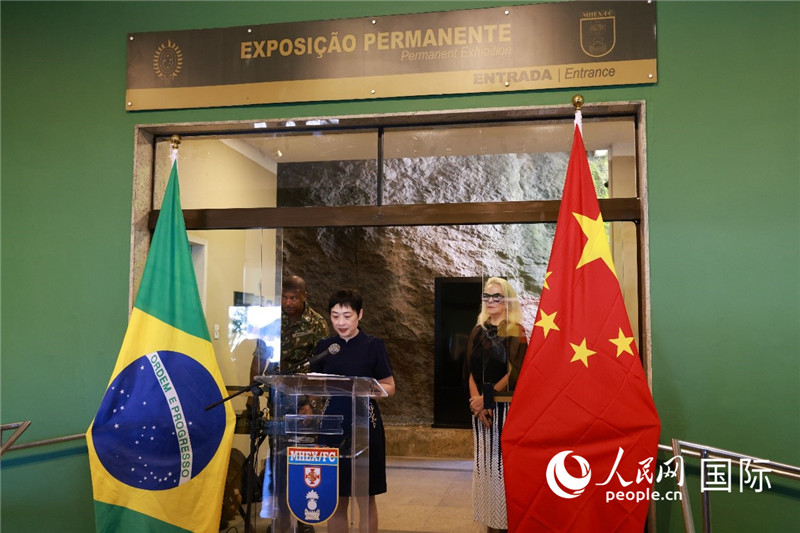 中國駐里約總領(lǐng)事田敏在攝影展開幕式上致辭。 人民網(wǎng)記者 陳海琪攝