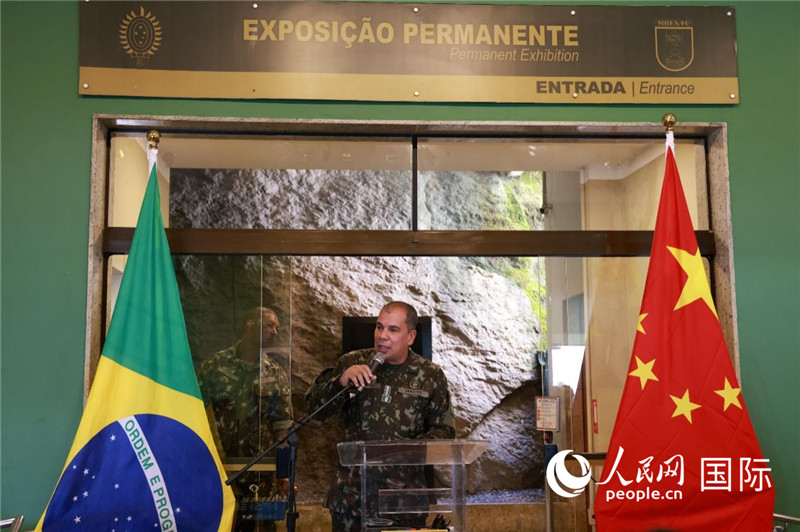科帕卡瓦納要塞司令亞歷山大·羅伯托在攝影展開幕式上致辭。 人民網(wǎng)記者 陳海琪攝