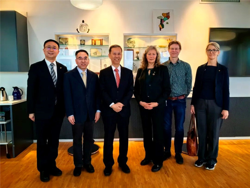 中國(guó)駐瑞典大使崔愛(ài)民（左三）會(huì)見(jiàn)瑞典農(nóng)業(yè)大學(xué)校長(zhǎng)薇迪（左四）。中國(guó)駐瑞典大使館供圖。