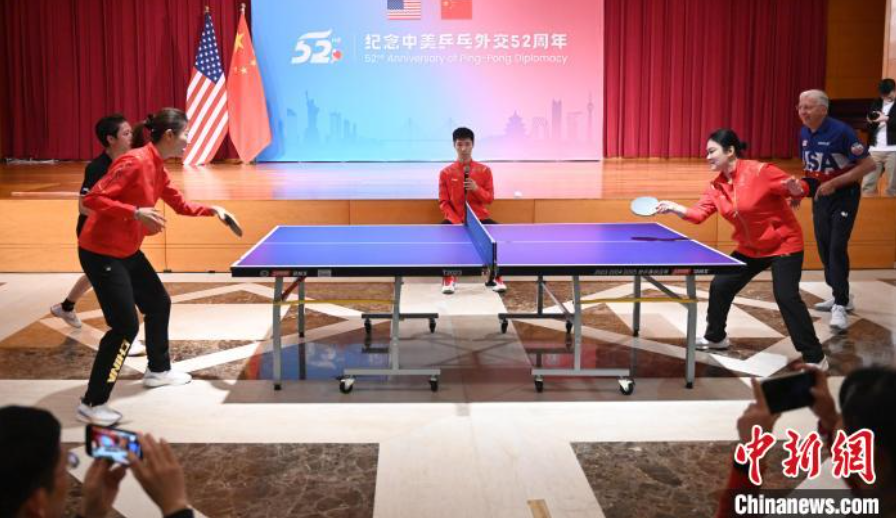 當(dāng)?shù)貢r(shí)間12月13日，中國(guó)駐美使館在華盛頓舉辦慶?；顒?dòng)紀(jì)念中美乒乓外交52周年。圖為丁寧、劉偉、戴爾等中美運(yùn)動(dòng)員上演混雙表演賽。中新社記者 陳孟統(tǒng) 攝