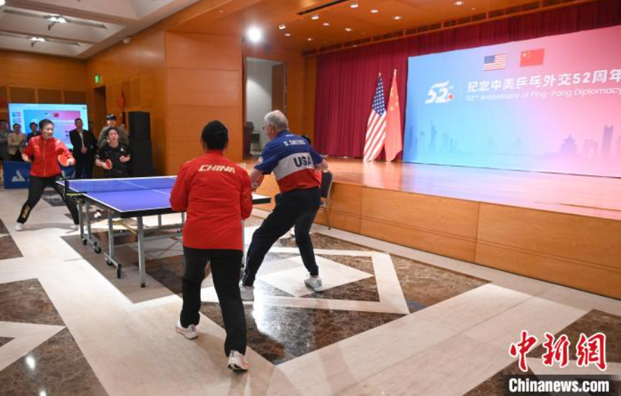 當(dāng)?shù)貢r(shí)間12月13日，中國(guó)駐美使館在華盛頓舉辦慶祝活動(dòng)紀(jì)念中美乒乓外交52周年。圖為丁寧、劉偉、戴爾等中美運(yùn)動(dòng)員上演混雙表演賽。中新社記者 陳孟統(tǒng) 攝