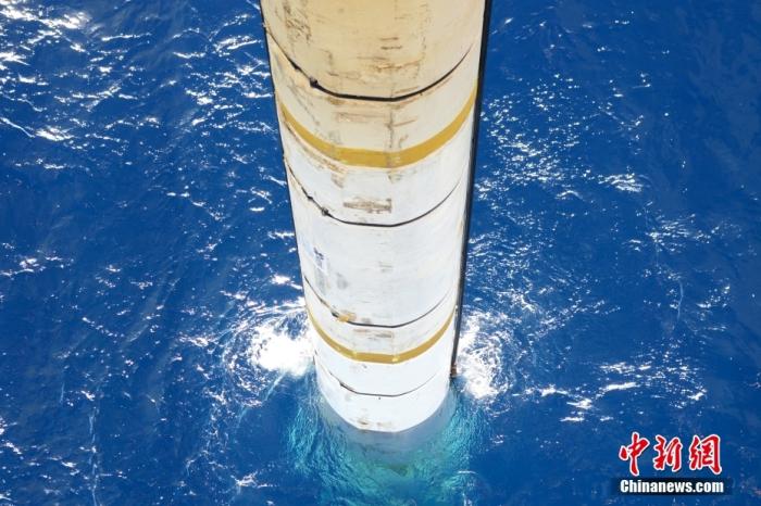 鉆井平臺上伸入海中的設備。<a target='_blank' href='/' _fcksavedurl='/' ><p  align=