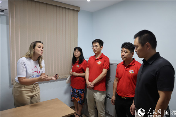 王尉育等人參觀并了解協(xié)會活動場所及設施。人民網(wǎng)記者 時元皓攝