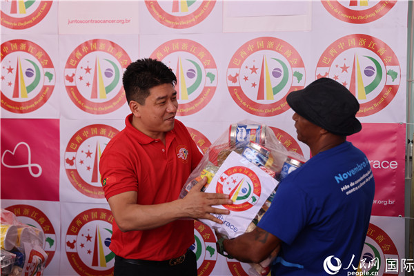 鄭俠茂向癌癥患者捐贈食品籃。人民網(wǎng)記者 時元皓攝