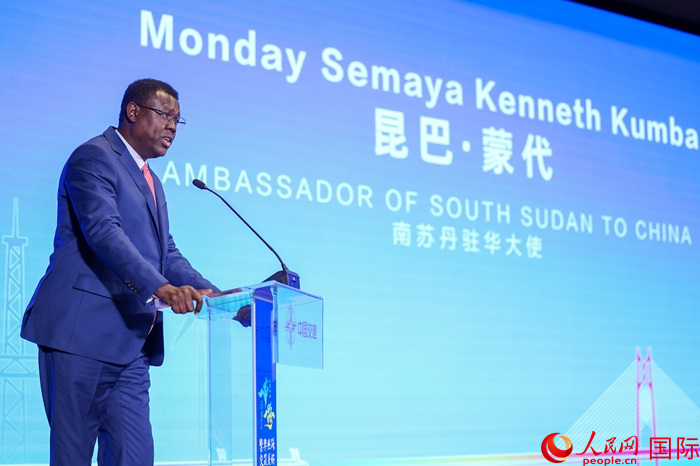 南蘇丹駐華大使蒙代在發(fā)布會上致辭。人民網記者 趙益普攝